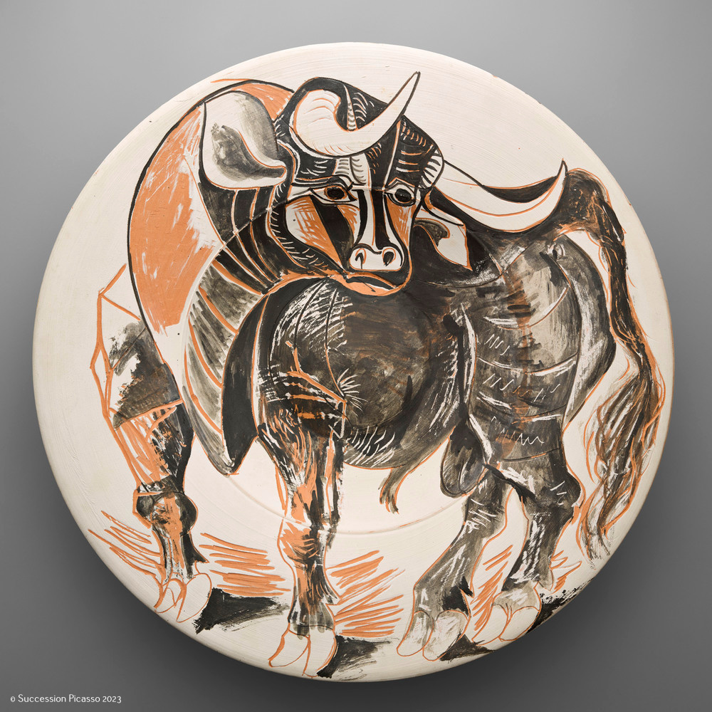 Plat espagnol décoré d'un taureau au recto et de trois têtes de taureaux et motifs de palmes au verso_0