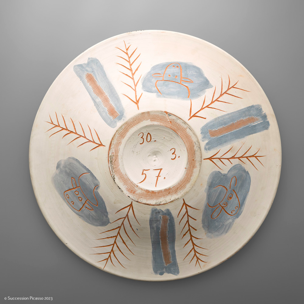 Plat espagnol décoré d'un taureau au recto et de trois têtes de taureaux et motifs de palmes au verso_1