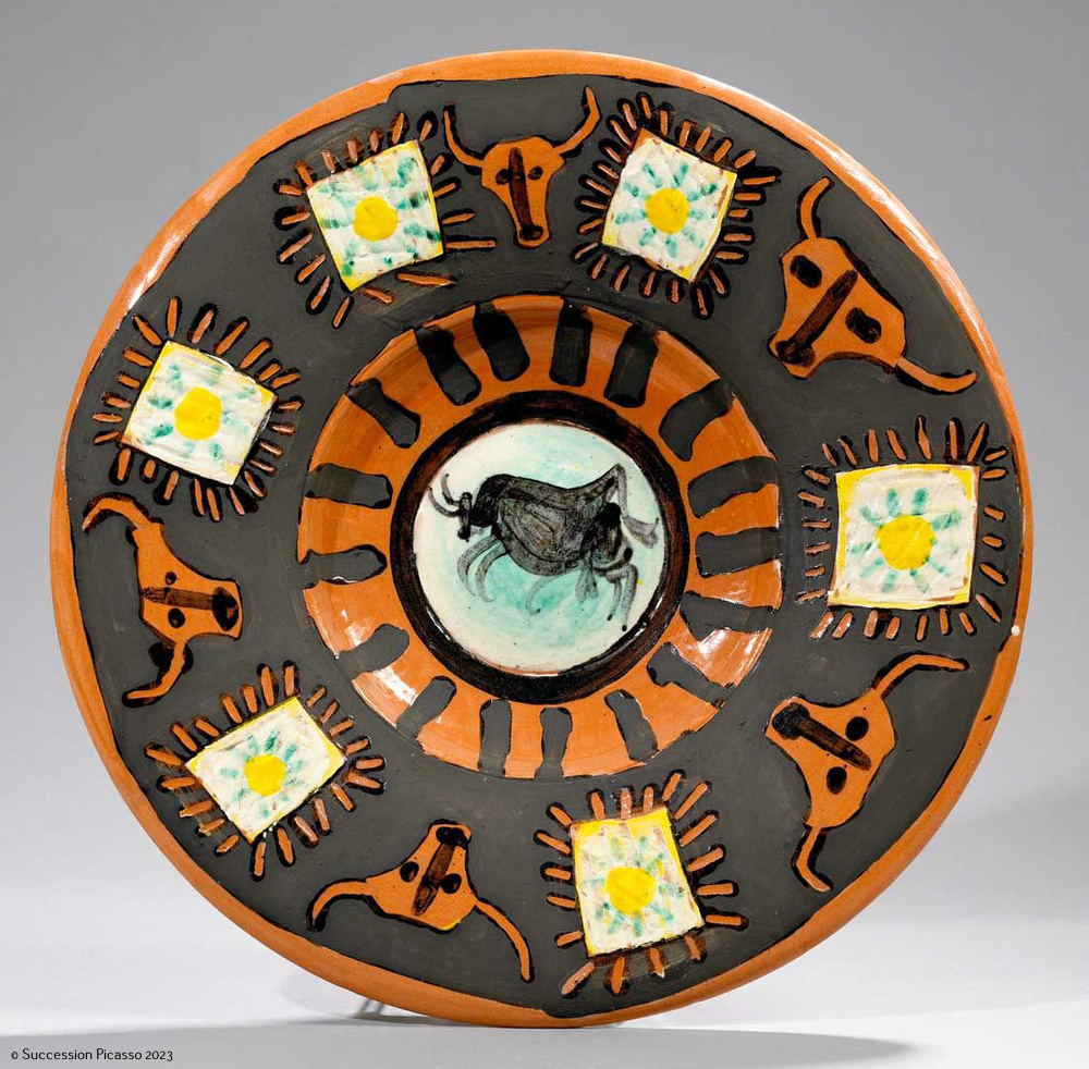 Plat espagnol décoré de taureaux et de motifs solaires à l'intérieur et d'un soleil et de visages à l'extérieur_0