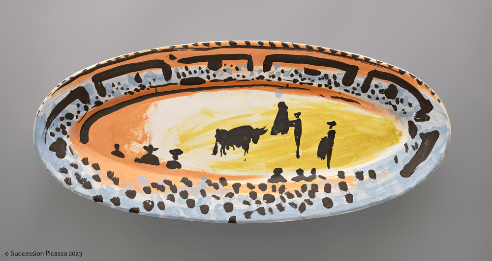 Plat long décoré d'une scène de tauromachie_1