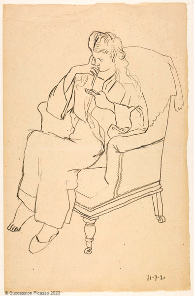 Olga lisant assise dans un fauteuil_0