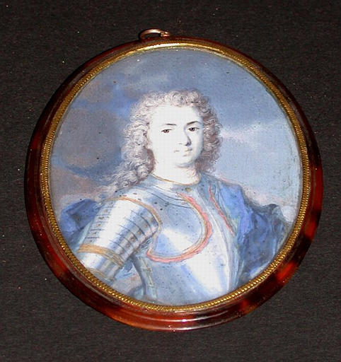 Jeune guerrier vêtu d'une cuirasse argentée avec brassards et d'un manteau bleu sur l'épaule gauche_0