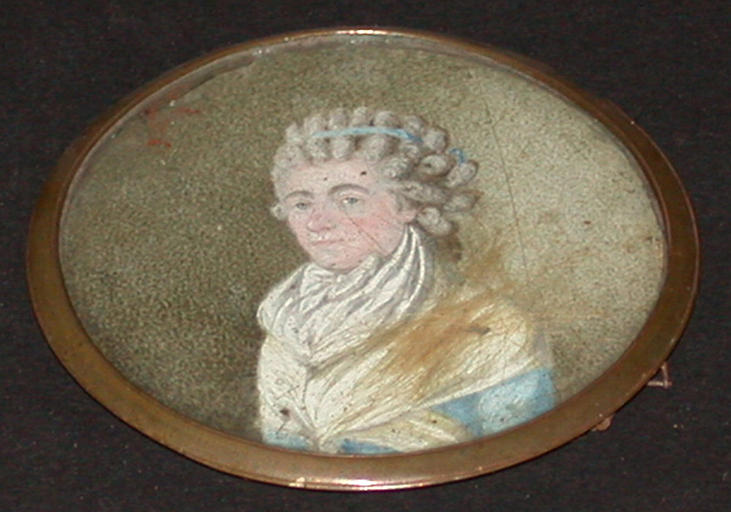 Inconnue en robe bleu avec un ruban bleu dans les cheveux et un foulard blanc autour du cou_0