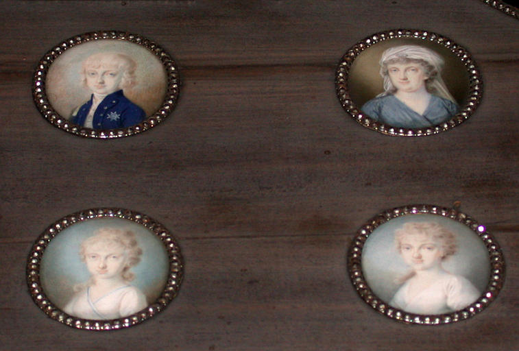 Boîte ornée de six miniatures représentant : Ferdinand Ier (1751-1814), la reine Marie-Caroline (1752-1814) et leurs enfants (Léopold, prince de Salerne (1790-1851), Marie-Louise, depuis grande duchesse de Toscane, Marie-Christine, depuis reine de Sardaigne, et Marie-Amélie, depuis duchesse d'Orléans et reine des Français (1782-1866))_1