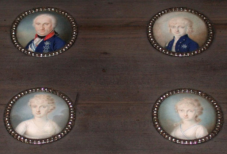 Boîte ornée de six miniatures représentant : Ferdinand Ier (1751-1814), la reine Marie-Caroline (1752-1814) et leurs enfants (Léopold, prince de Salerne (1790-1851), Marie-Louise, depuis grande duchesse de Toscane, Marie-Christine, depuis reine de Sardaigne, et Marie-Amélie, depuis duchesse d'Orléans et reine des Français (1782-1866))_2