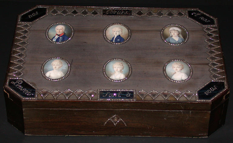 Boîte ornée de six miniatures représentant : Ferdinand Ier (1751-1814), la reine Marie-Caroline (1752-1814) et leurs enfants (Léopold, prince de Salerne (1790-1851), Marie-Louise, depuis grande duchesse de Toscane, Marie-Christine, depuis reine de Sardaigne, et Marie-Amélie, depuis duchesse d'Orléans et reine des Français (1782-1866))_0