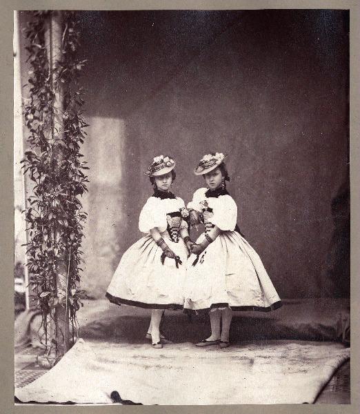 Hélène et Louise, filles de le reine Victoria ; Deux princesses (appartient à l'Album de famille, no 18)_0