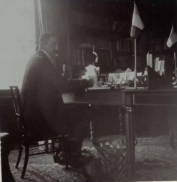 Portrait d'homme assis dans un bureau_0