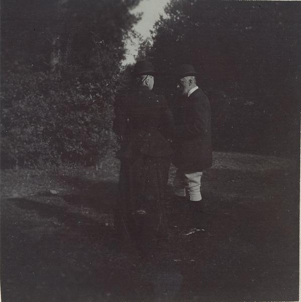 Robert d'Orléans duc de Chartres (1840-1910) et son épouse lors d'une chasse à courre en Chantilly_0