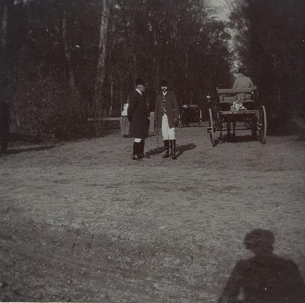 Robert d'Orléans duc de Chartres (1840-1910) et son ami M. Hugues lors d'une chasse à courre en Chantilly, le rendez-vous à la Table_0