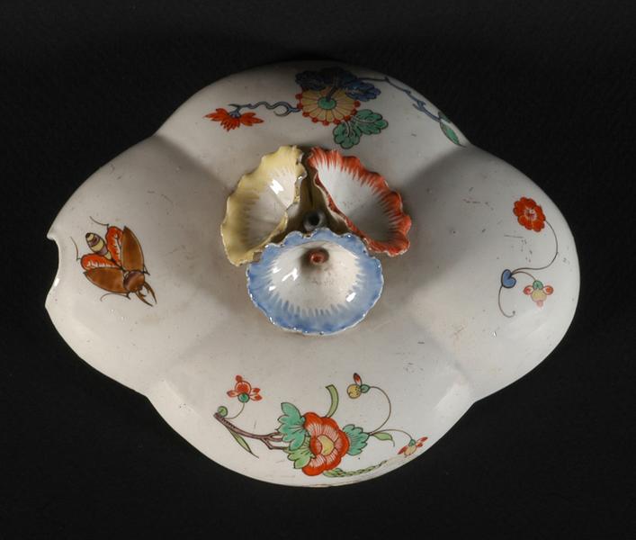 Ecuelle à décor polychrome Kakiemon dit au 'hanneton'_0
