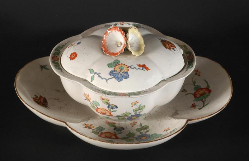 Ecuelle à décor polychrome Kakiemon dit au 'hanneton'_1
