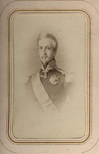 Portrait de Henri d'Orléans, duc d'Aumale (1822-1897) en buste, avec barbe et moustaches, en uniforme, d'après le tableau de Winterhalter, Franz Xaver Winterhalter, 19e siècle