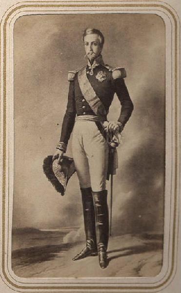 Portrait de Henri d'Orléans, duc d'Aumale (1822-1897), en pied, en uniforme, son bicorne à la main, reproduction d'après Winterhalter, Franz Xaver Winterhalter, 19e siècle