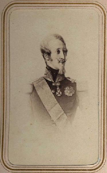 Portrait du duc de Nemours, en buste, de trois quarts, en uniforme_0