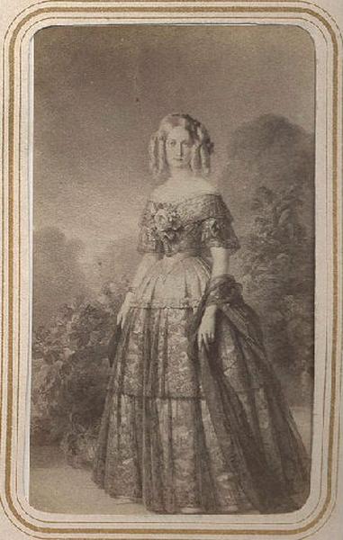 Portrait de Marie-Caroline de Bourbon-Siciles, duchesse d'Aumale (1822-1869), en pied, en robe de bal, avec des anglaises, reproduction d'après Winterhalter, Franz Xaver Winterhalter, 19e siècle