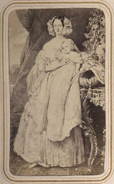 Portrait de Hélène de Mecklembourg-Schwerin, duchesse d'Orléans (1814-1858), en pied, tenant dans ses bras le comte de Paris dans les langes, Franz Xaver Winterhalter, 19e siècle