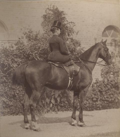 Album de Chevaux : Le duchesse de Chartres montant Bibi en amazone, Emile Tourtin, 1860-1880