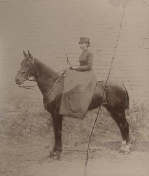 Album de Chevaux : Le duchesse de Chartres (?) montant Puy en amazone, Emile Tourtin, 1860-1880