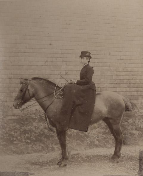 Album de Chevaux : Jeune fille montant Rose en amazone, Emile Tourtin, 1860-1880