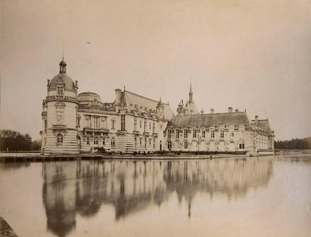 Le château de Chantilly vu du jardin anglais ; Album de photographies du domaine de Chantilly, avant 1897, 1886-1897