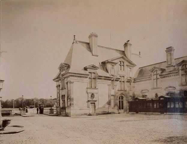 La cour de la Capitainerie ; Album de photographies du domaine de Chantilly, avant 1897, 1886-1897