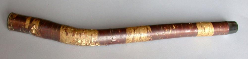 Objet coudé en bois de bambou (?) avec un orifice longitudinal. Bicolore : rouge et blanc._0