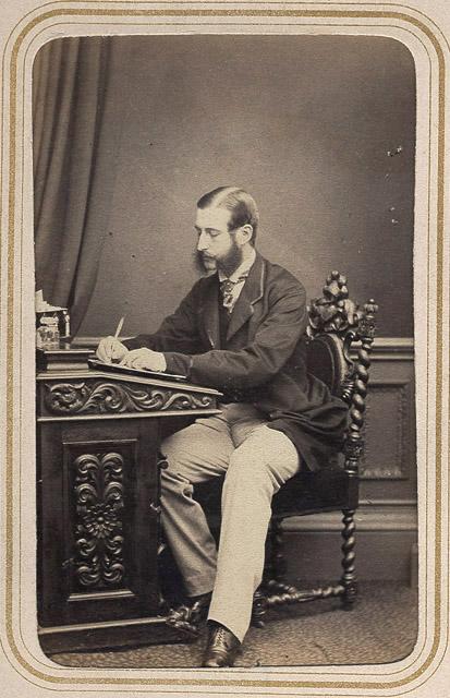 Photographie du prince Philippe de Wurtemberg, né en 1838, assis, écrivant_0