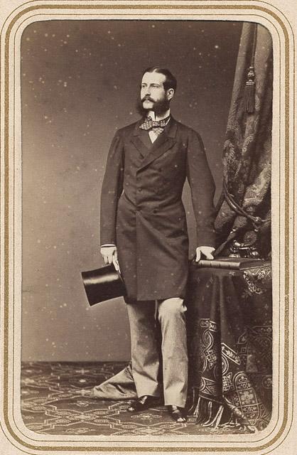 Photographie du prince Philippe de Wurtemberg, né en 1838, debout, un haut de forme à la main_0
