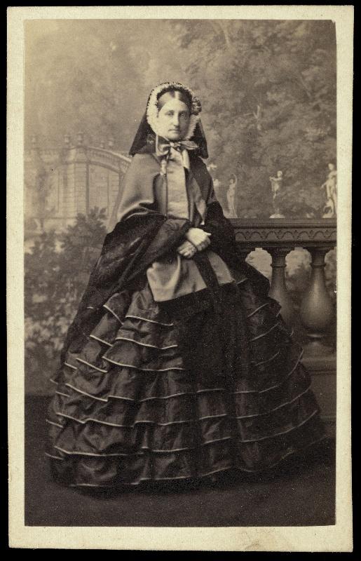 Marie-Caroline de Bourbon-Siciles, duchesse d'Aumale (Vienne, 1822 ; Twickenham, 1869), debout, Mayer Brothers, 1869 avant