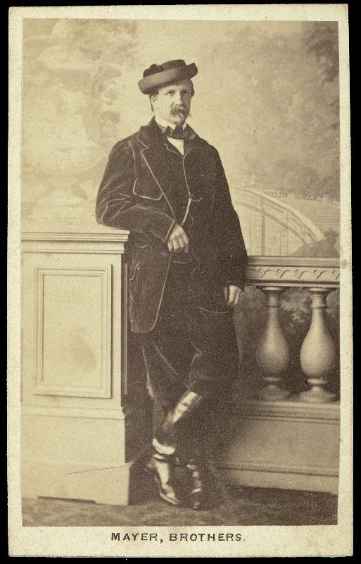Henri d'Orléans, duc d'Aumale (Paris, 1822; Lo Zucco, 1897) en pied avec un chapeau rond, Mayer Brothers, 1869 avant