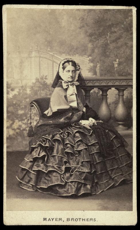 Marie-Caroline de Bourbon-Siciles, duchesse d'Aumale (Vienne, 1822 ; Twickenham, 1869), assise, Mayer Brothers, 1869 avant