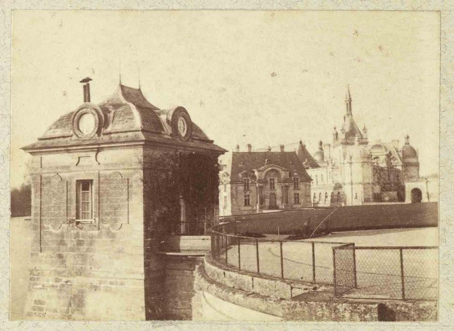 Album de photographies de Chantilly et Saint-Firmin : Le château de Chantilly vu de la grille d'honneur et le pavillon gauche de la grille d'honneur, 1897 vers,1898 vers
