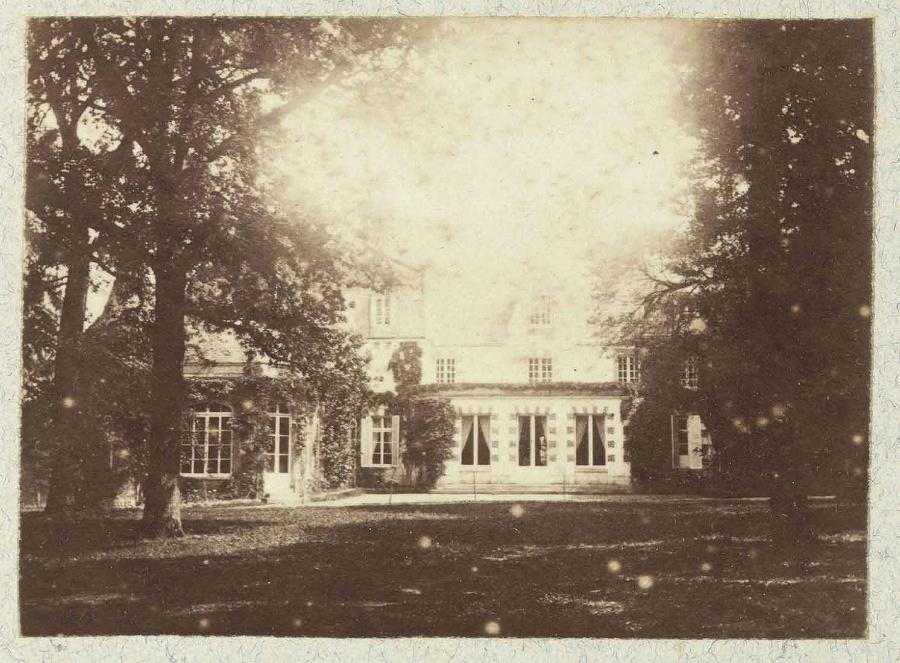 Album de photographies de Chantilly et Saint-Firmin : Maison sous les arbres. Chasse à tir chez Monsieur Bennett, 1897, 1897