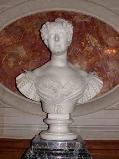 Buste de Eugénie-Adélaïde-Louise d'Orléans dite Madame Adélaïde (1777-1847), soeur du Roi Louis-Philippe, marraine du duc d'Aumale, sur piédouche, coiffure en dentelle, Jacques Augustin Dieudonne, 19e siècle