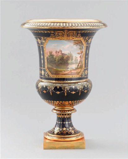 Vase Médicis en porcelaine de Sèvres bleu et or_0