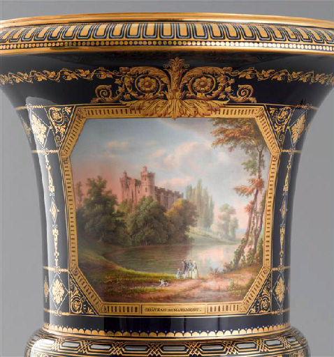 Vase Médicis en porcelaine de Sèvres bleu et or_1