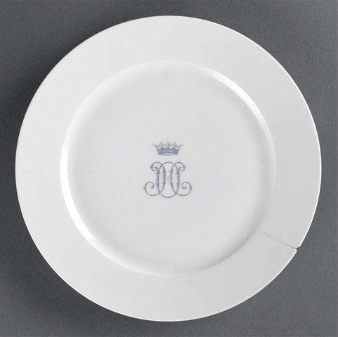 Assiette en porcelaine blanche de Sèvres avec monogramme couronné H O bleu au centre_0