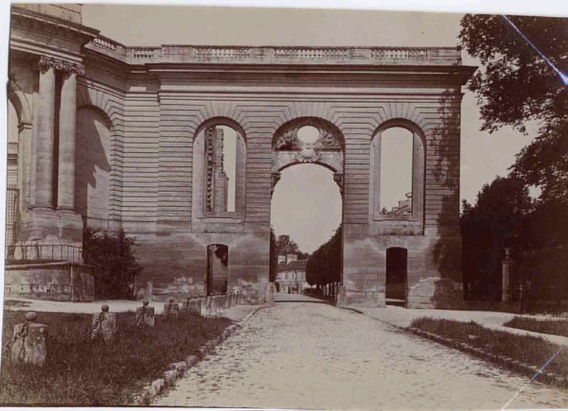 Porte St Denis accolée aux Grandes Ecuries de Chantilly ; Album de 100 photographies représentant le Domaine de Chantilly après 1900, dans une reliure de chagrin vert_0