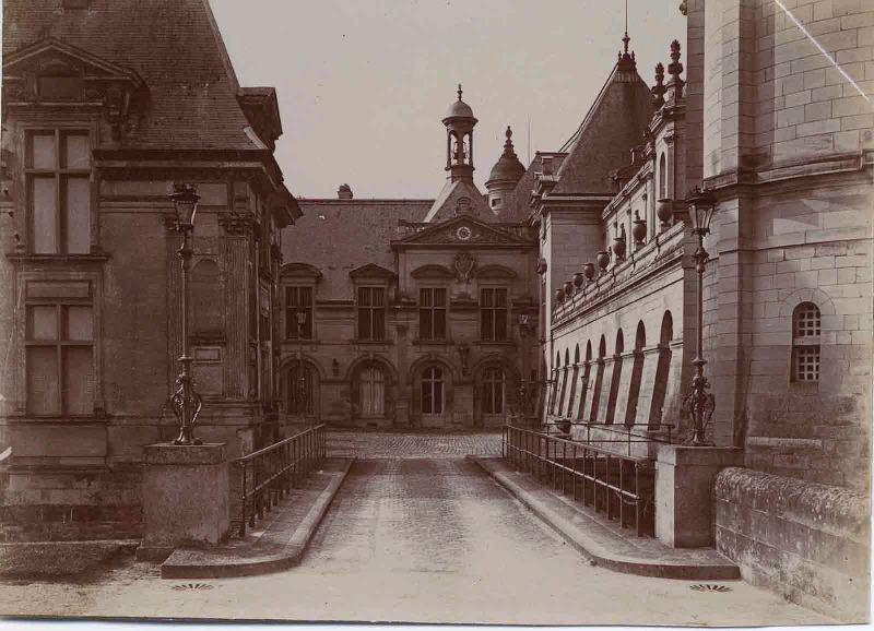 Cour de la capitainerie du château de Chantilly ; Album de 100 photographies représentant le Domaine de Chantilly après 1900, dans une reliure de chagrin vert, 1900 après