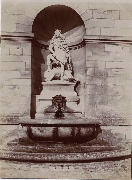 'Louis XIV terrassant la Fronde', sculpture dans la cour de la capitainerie du château de Chantilly. ; Album de 100 photographies représentant le Domaine de Chantilly après 1900, dans une reliure de chagrin vert_0