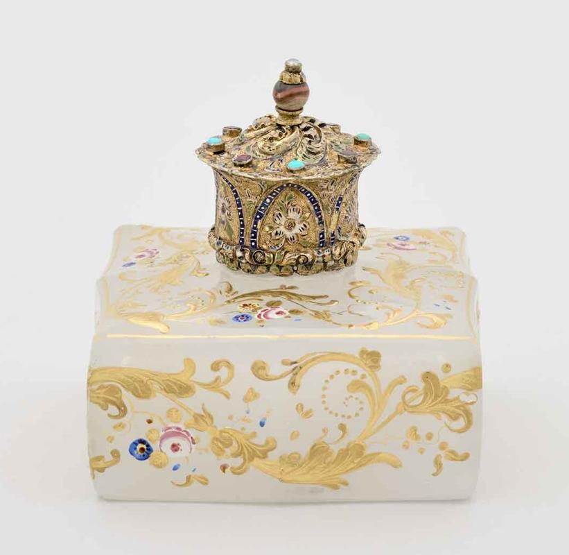 Encrier carré en agate décor or avec bouchon en argent serti de 9 pierres précieuses ; Nécessaire de toilette dit à tort (?) de l'impératrice Marie-Thérèse, (1717-1780), reine de Hongrie (1741-1780), mère de l'empereur Joseph II et de la reine Marie-Antoinette, XIXe siècle ?_0