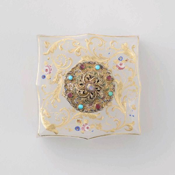 Encrier carré en agate décor or avec bouchon en argent serti de 9 pierres précieuses ; Nécessaire de toilette dit à tort (?) de l'impératrice Marie-Thérèse, (1717-1780), reine de Hongrie (1741-1780), mère de l'empereur Joseph II et de la reine Marie-Antoinette, XIXe siècle ?_1