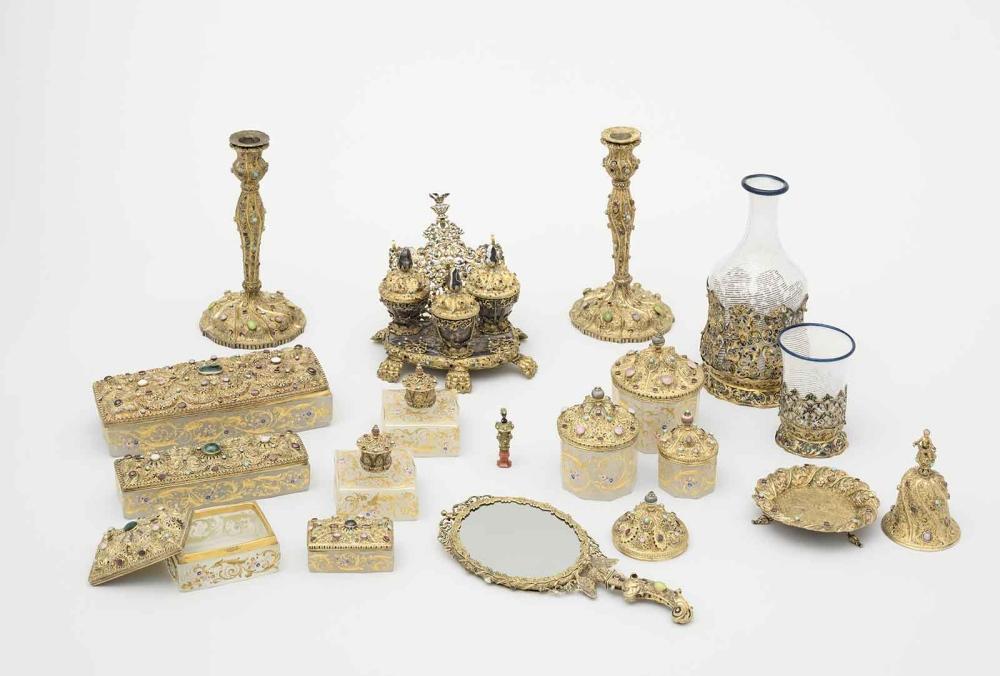 Petite boîte octogonale en agate, décor or et fleurs avec couvercle en métal argenté travaillé serti de 13 pierres fines ; Nécessaire de toilette dit à tort (?) de l'impératrice Marie-Thérèse, (1717-1780), reine de Hongrie (1741-1780), mère de l'empereur Joseph II et de la reine Marie-Antoinette, XIXe siècle ?_2