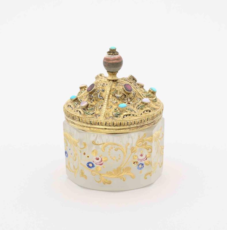 Petite boîte octogonale en agate, décor or et fleurs avec couvercle en métal argenté travaillé serti de 13 pierres fines ; Nécessaire de toilette dit à tort (?) de l'impératrice Marie-Thérèse, (1717-1780), reine de Hongrie (1741-1780), mère de l'empereur Joseph II et de la reine Marie-Antoinette, XIXe siècle ?_0