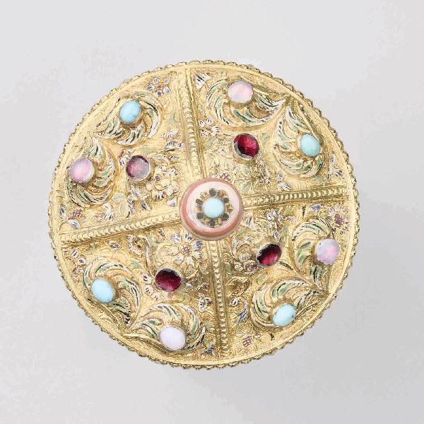 Petite boîte octogonale en agate, décor or et fleurs avec couvercle en métal argenté travaillé serti de 13 pierres fines ; Nécessaire de toilette dit à tort (?) de l'impératrice Marie-Thérèse, (1717-1780), reine de Hongrie (1741-1780), mère de l'empereur Joseph II et de la reine Marie-Antoinette, XIXe siècle ?_1