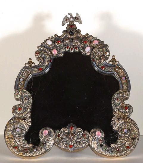 Miroir sur pied de forme chantournée, avec son chevalet, en métal repoussé avec pierres semi-précieuses, surmonté d'un aigle ; Toilette de la reine de Hongrie_0