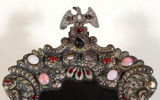 Miroir sur pied de forme chantournée, avec son chevalet, en métal repoussé avec pierres semi-précieuses, surmonté d'un aigle ; Toilette de la reine de Hongrie_1