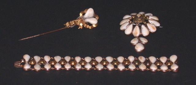 Parure en dents de cerf et monture en or, composée d'un bracelet, d'une broche et d'une épingle de cravate_0