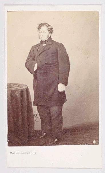 Le roi Louis-Philippe (1773-1850), debout, en habit, près d'un guéridon, la main sur l'estomac, Mayer Brothers, 1861